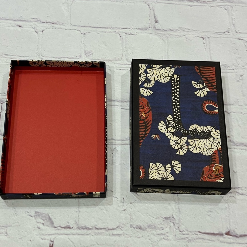 Gucci Tiger Print Box for an IPhone 7 case EUC - Picture 6 of 6